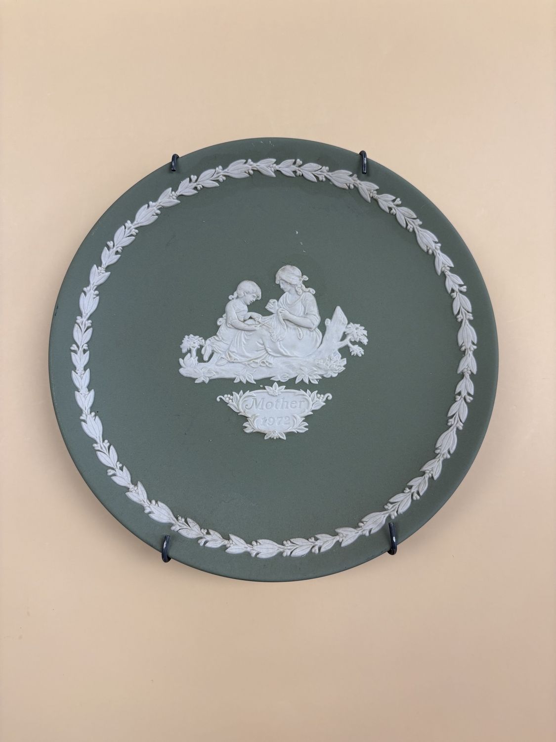 Jasperware. England. Wedgwood. Mother Plate. 1972. Sage Green and White. 6.5&quot;W