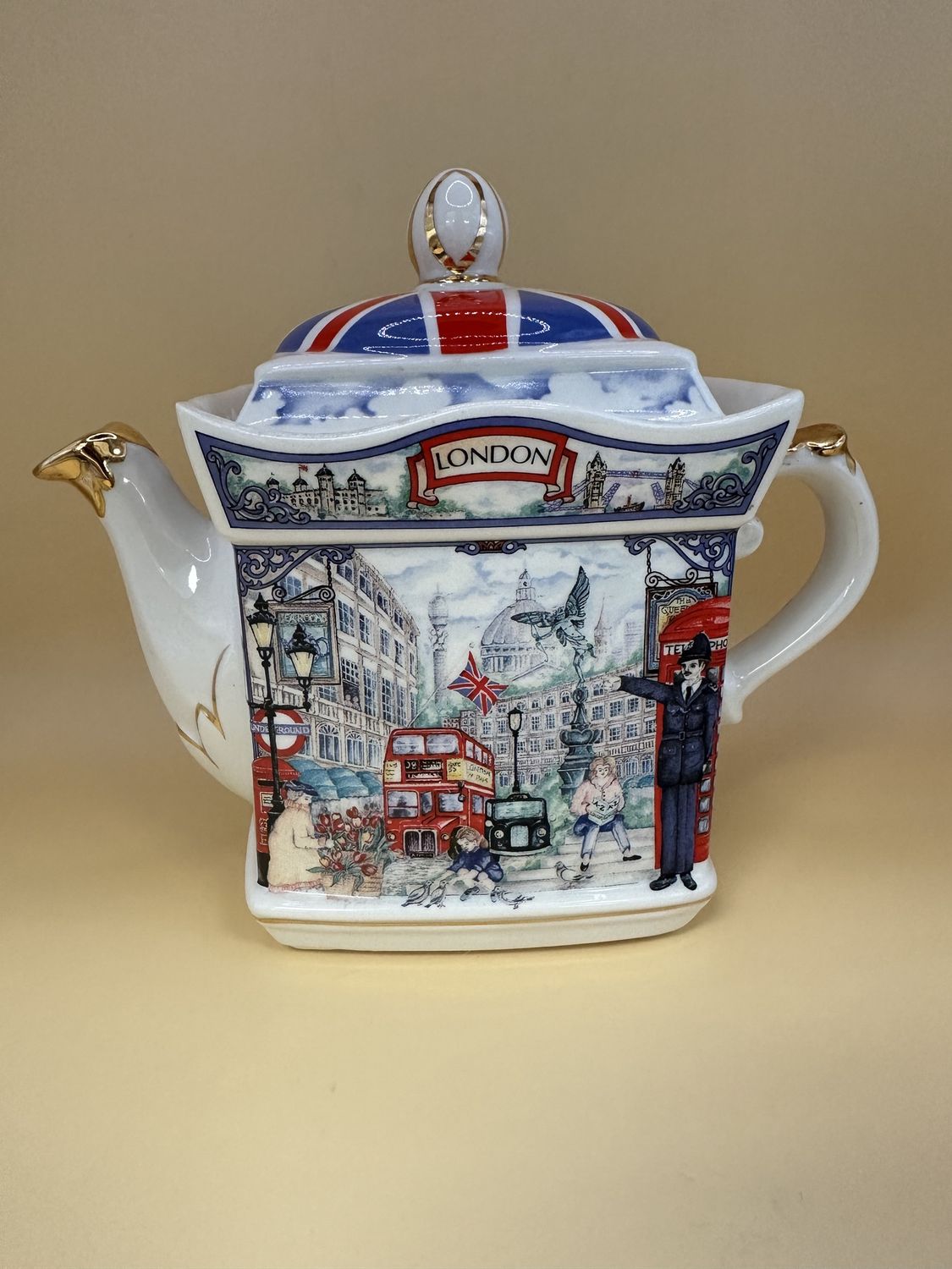 Porcelain. England. Sadler. Teapot w/Lid. Piccadilly London Heritage. 1999. 6.5&quot;H