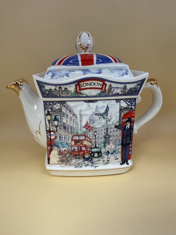 Porcelain. England. Sadler. Teapot w/Lid. Piccadilly London Heritage. 1999. 6.5&quot;H