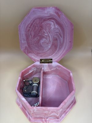 Music Box. USA. Design Gifts International. Soapstone Music Box w/Lid. Pink w/White Roses. 1974. 6.25"W