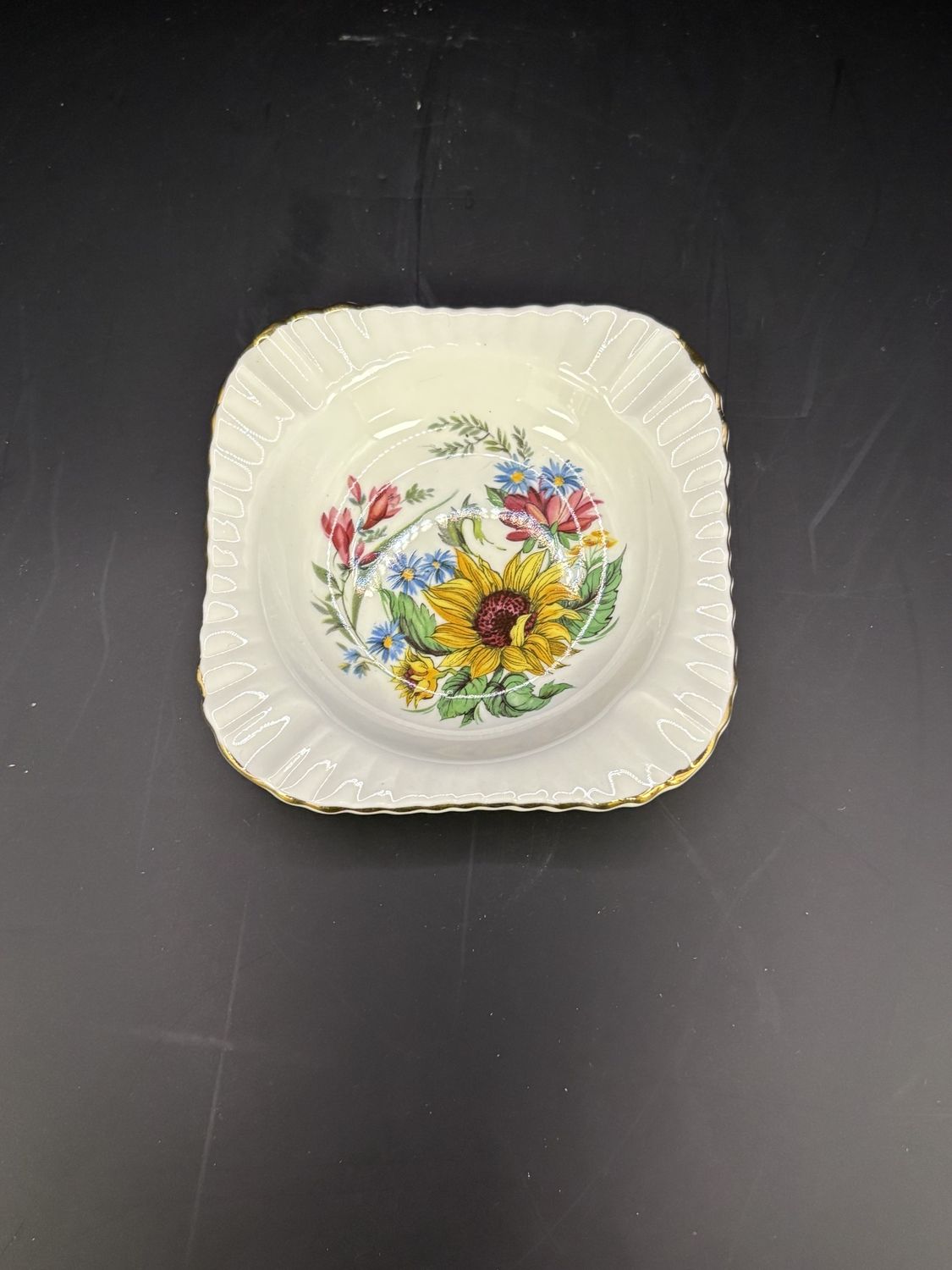 Porcelain. England. Royal Windsor. Trinket Dish / Tea Bag Holder (Sunflower)