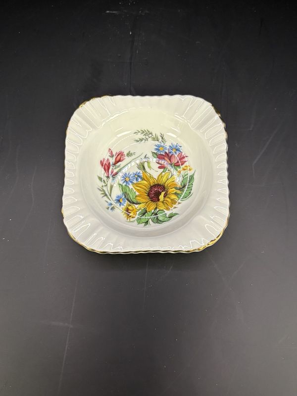 Porcelain. England. Royal Windsor. Trinket Dish / Tea Bag Holder (Sunflower)