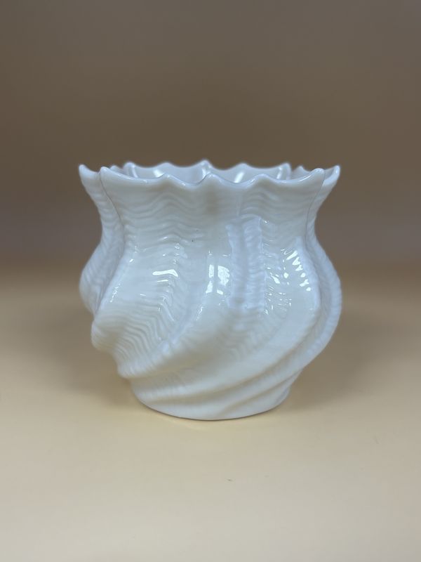 Porcelain. Ireland. Belleek. Rose Bowl. Twisted Shell Neptune Pattern. 3&#39;&#39;H [7th Mark/Gold: 1980-1992]