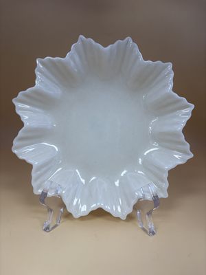 Porcelain. Ireland. Belleek. Dish. Flower. White. 6th/3rd Green 1965/80. 6'' W.