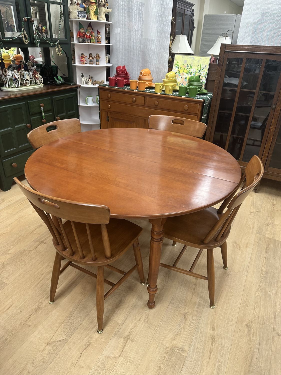 Furniture. USA. Dining Table and 4 Chairs. Maple. Great condition!