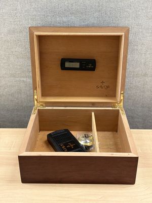 Box. Ashton. Savoy Cigar Humidor. High-gloss Mahogany. Incl. Original Box. 25 Capacity. 4.75"H x 8.75"D x 10.25"W