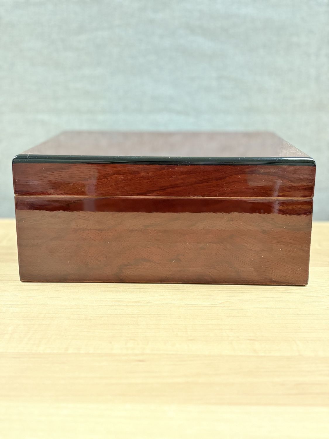 Box. Ashton. Savoy Cigar Humidor. High-gloss Mahogany. Incl. Original Box. 25 Capacity. 4.75&quot;H x 8.75&quot;D x 10.25&quot;W