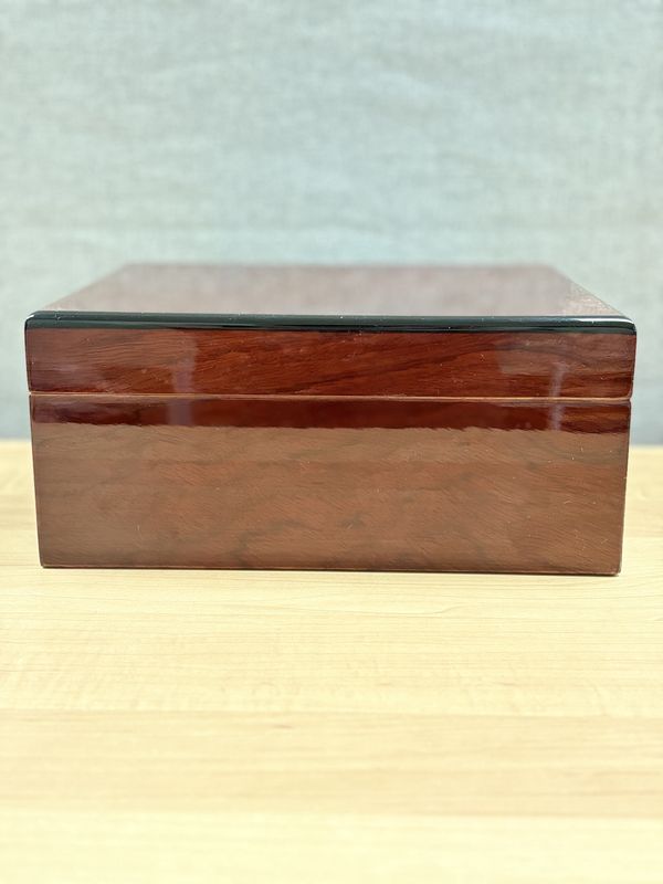 Box. Ashton. Savoy Cigar Humidor. High-gloss Mahogany. Incl. Original Box. 25 Capacity. 4.75&quot;H x 8.75&quot;D x 10.25&quot;W