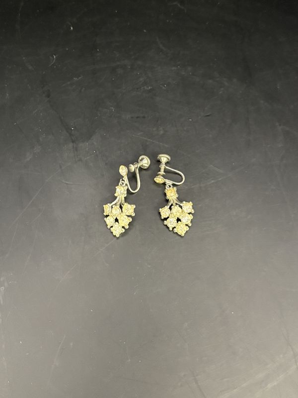 Jewelry. Earrings. Chandelier w/Rhinestones. Screwback Posts. 1.25&quot;H