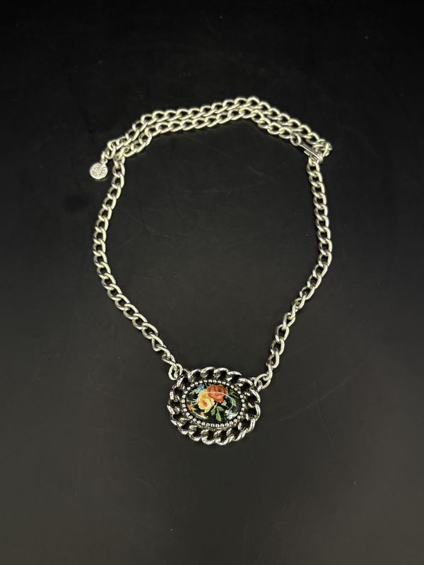 Jewelry. Necklace. Silver Chain w/ Oval Floral Pendant. 9.25&quot;L