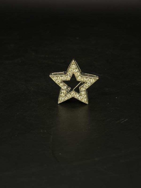 Jewelry. Pin. Silver Star w/ Rhinestones. 1&quot;W
