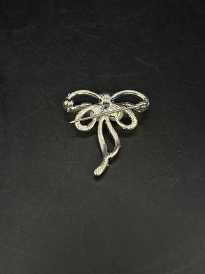 Jewelry. Pin. Silvertone Rhinestone Brooch w/ Faux Pearl Bow. 1.5"W x 1.75"H
