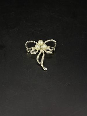 Jewelry. Pin. Silvertone Rhinestone Brooch w/ Faux Pearl Bow. 1.5"W x 1.75"H