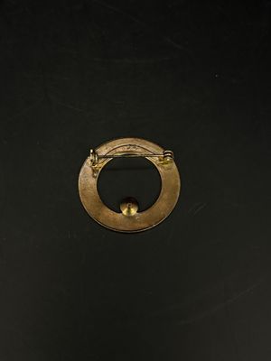 Jewelry. Pin. Gold Tone Round Wreath Brooch w/ Faux Pearl. 1.25"H