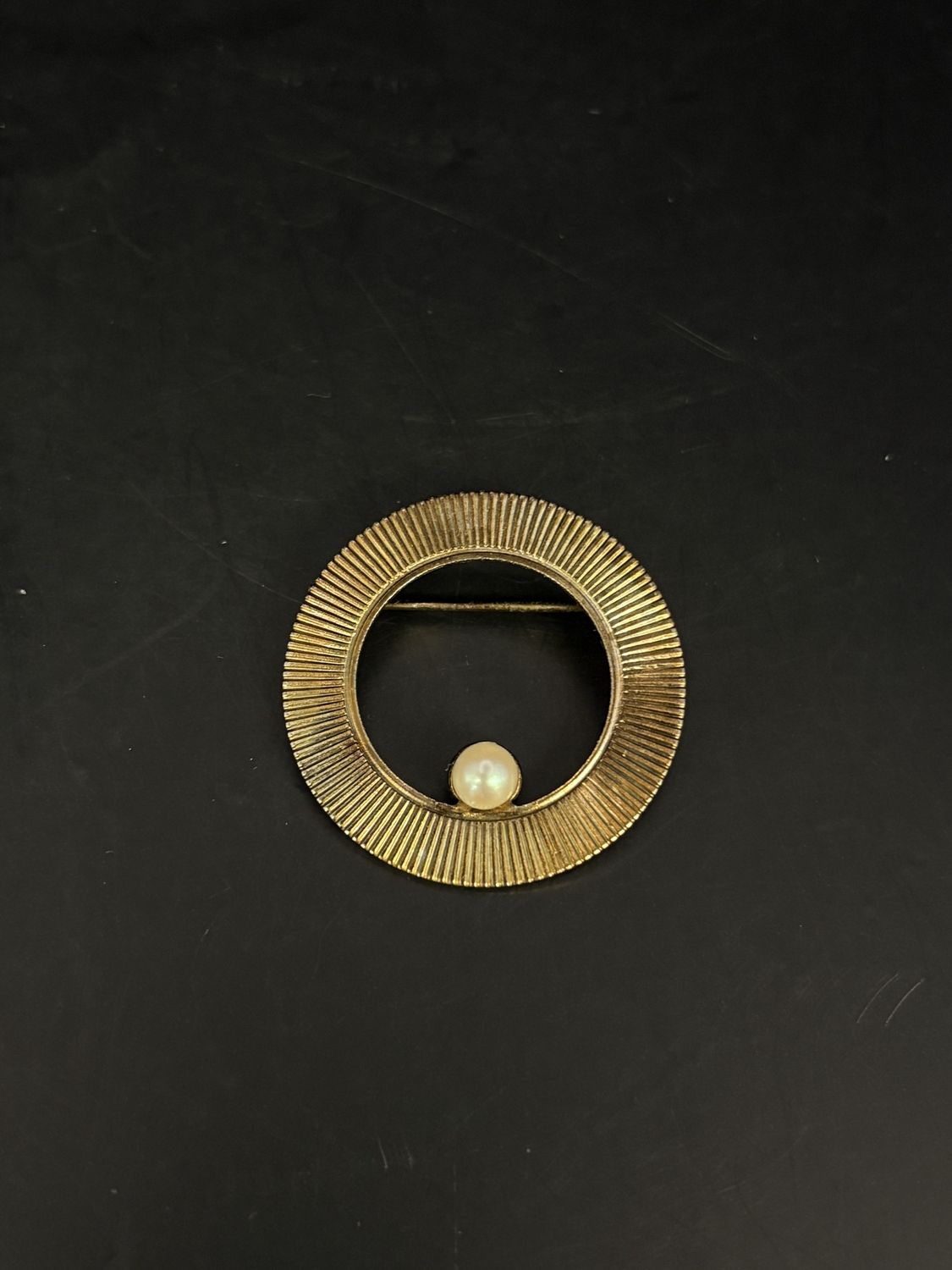 Jewelry. Pin. Gold Tone Round Wreath Brooch w/ Faux Pearl. 1.25&quot;H