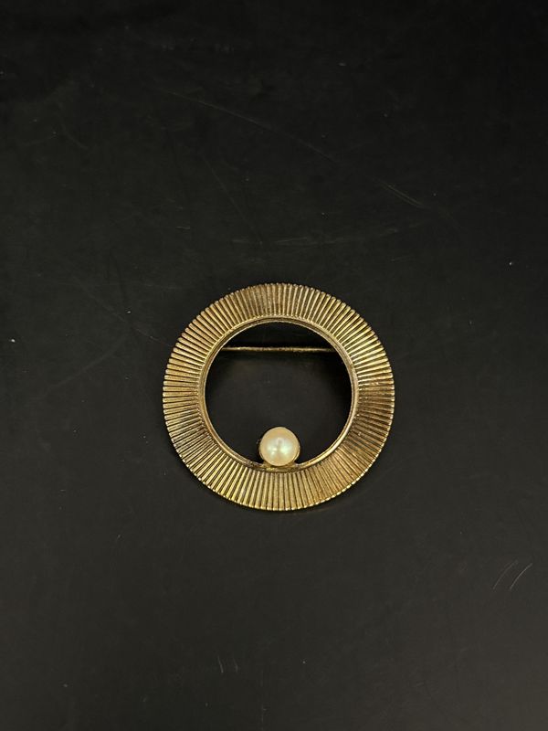Jewelry. Pin. Gold Tone Round Wreath Brooch w/ Faux Pearl. 1.25&quot;H