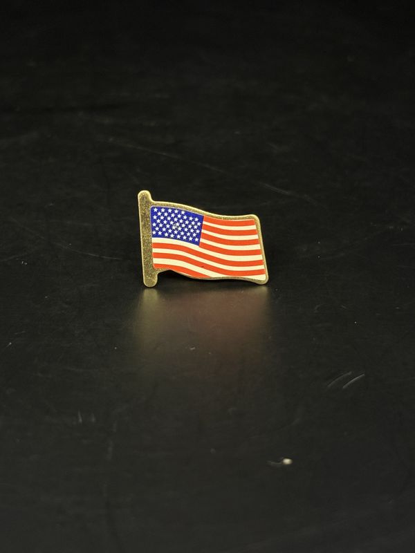 Jewelry. Pin. American Flag w/ Pole. 0.75&quot;L