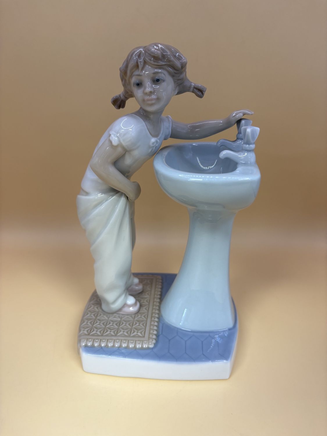 Figurine. Spain. Lladro. Clean Up Time. 4838.