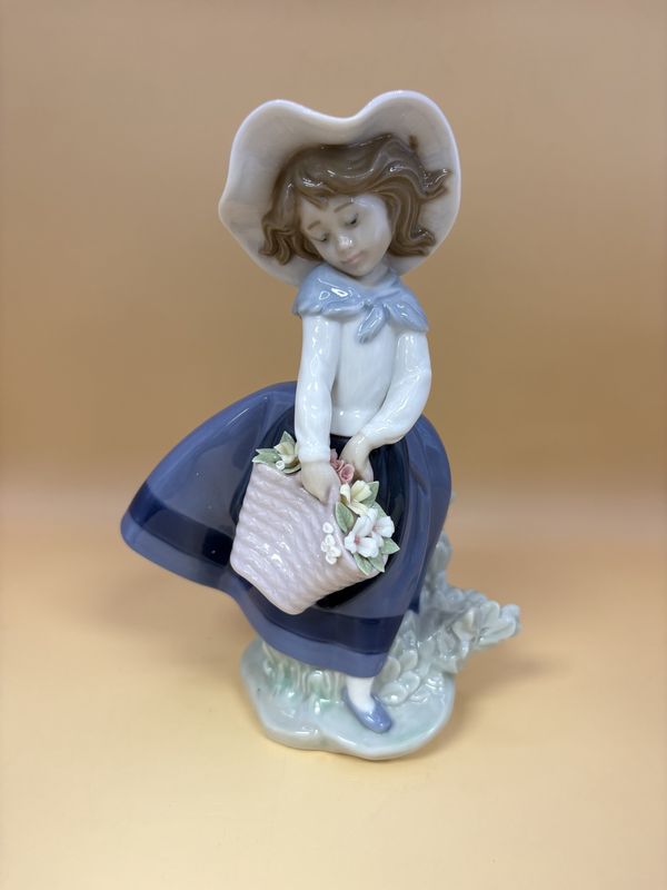 Figurine. Spain. Lladro. #5222 Pretty Pickings. 7&quot;H
