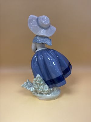 Figurine. Spain. Lladro. Pretty Pickens. With Box.