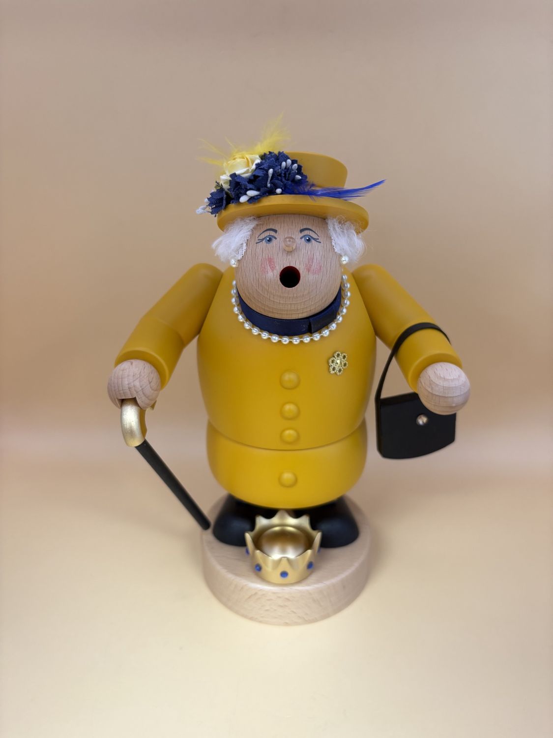 Smoker. Germany. Kwo. Queen Elizabeth. Yellow Outfit. Removable Hand Bag (NEW). 7.63&quot;H