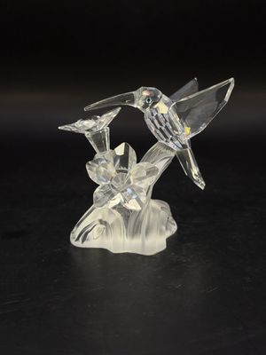 Figurine. Austria. Swarovski. Crystal Hummingbird w/Flower. 2.5"W