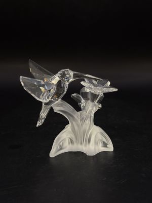 Figurine. Austria. Swarovski. Crystal Hummingbird w/Flower. 2.5"W