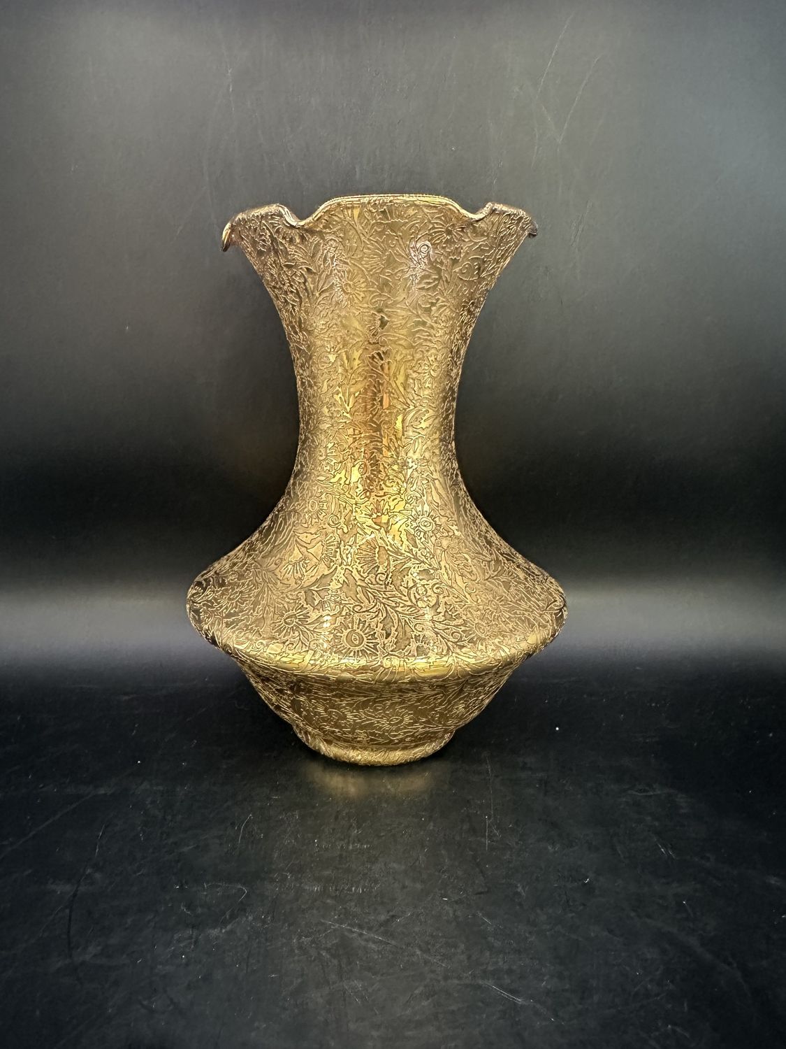 Glass. USA. Lotus Glass Co. Vintage 22 Karat Gilded Vase. Daisy Fields Pattern w/Ruffled Top. ~1930s. 6.5&quot;H