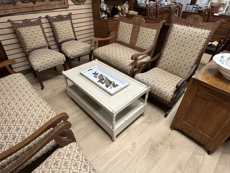 Furniture. Coffee Table. Off-white w/Distressed Finish