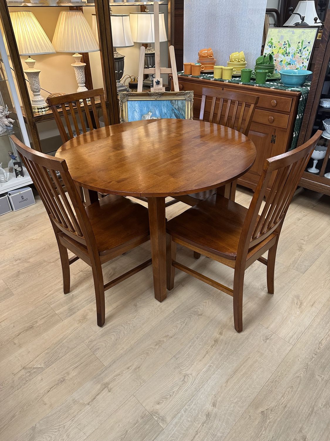 Furniture. Dining Table w/4 Chairs. Round. 42&quot;W