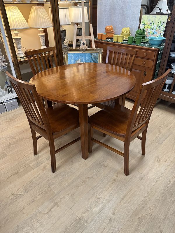 Furniture. Dining Table w/4 Chairs. Round. 42&quot;W