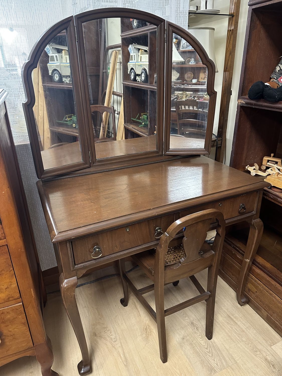 Furniture. USA. Dressing Table w/Trifold Mirror &amp; Chair. Antique (1906). 36&quot;W