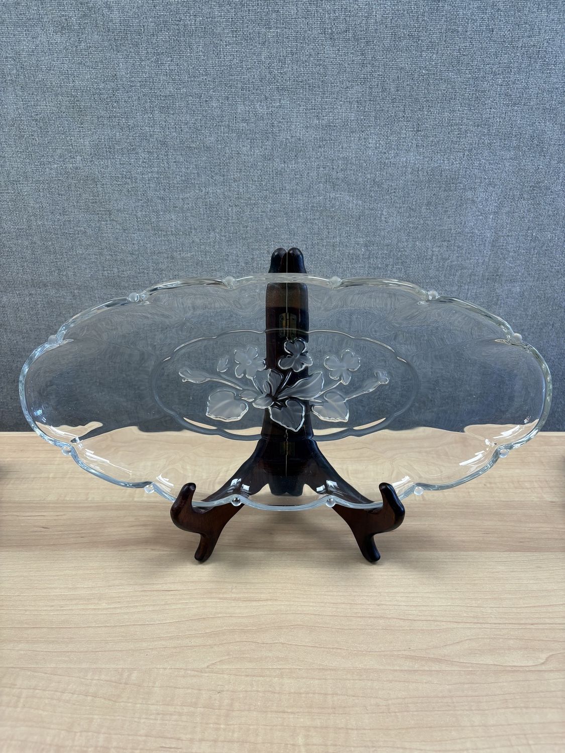 Glass. USA. Clear Oval Serving Platter w/Floral Design in Middle. 15&quot;W
