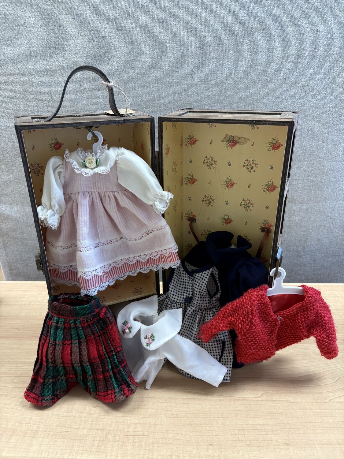 Toys. USA. Doll Wardrobe &amp; Clothes. Vintage. 7-Piece Set. 13.25&quot;H