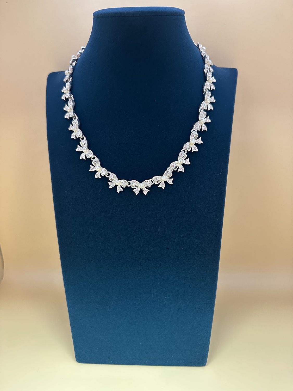 Jewelry. Necklace. Avon. Silver Necklace w/ Crystal &amp; Faux Pearl Bows. 18&quot;L