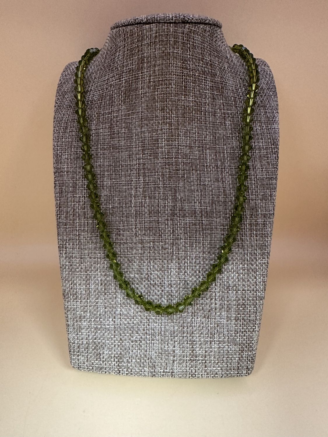 Jewelry. Necklace. Green Beads w/ Silver Clasp. Vintage. 18&quot;L