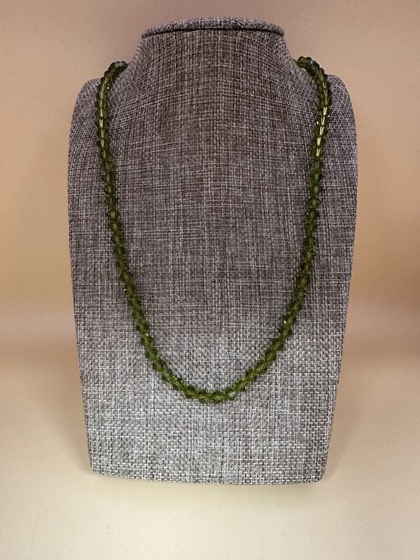 Jewelry. Necklace. Green Beads w/ Silver Clasp. Vintage. 18&quot;L