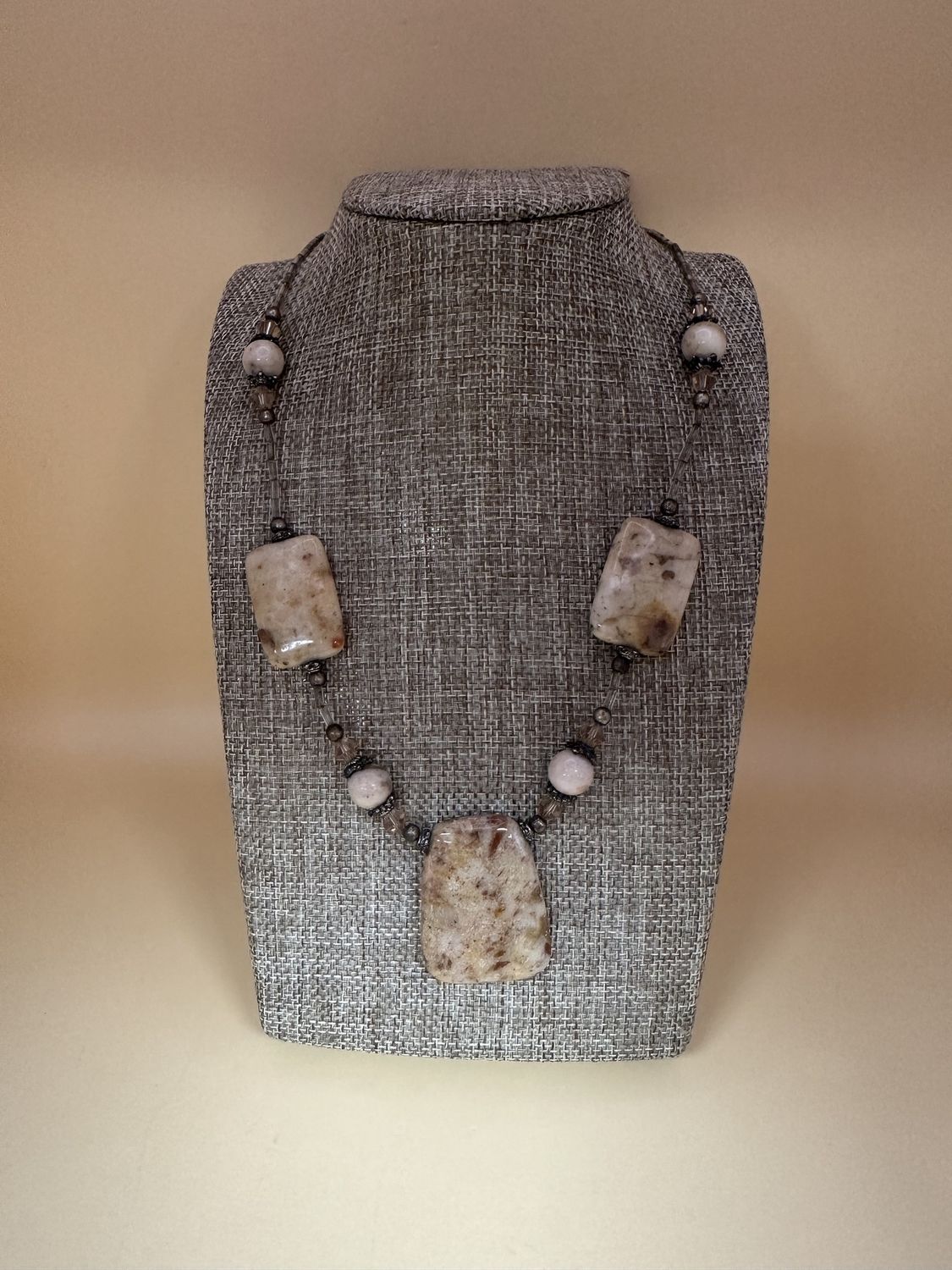 Jewelry. Necklace. Polished Stone &amp; Bead. Vintage. Beige. 18-20&quot;L
