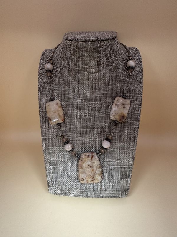 Jewelry. Necklace. Polished Stone &amp; Bead. Vintage. Beige. 18-20&quot;L