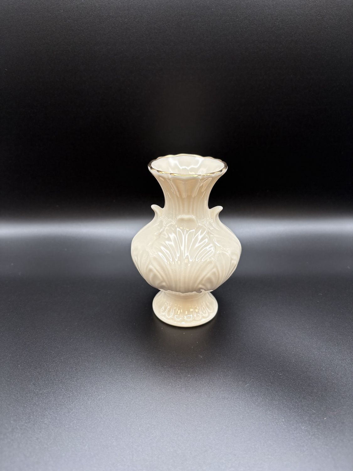 Porcelain. USA. Lenox. Vintage Ivory Bud Vase w/Gold Trim. 4.5&quot;H