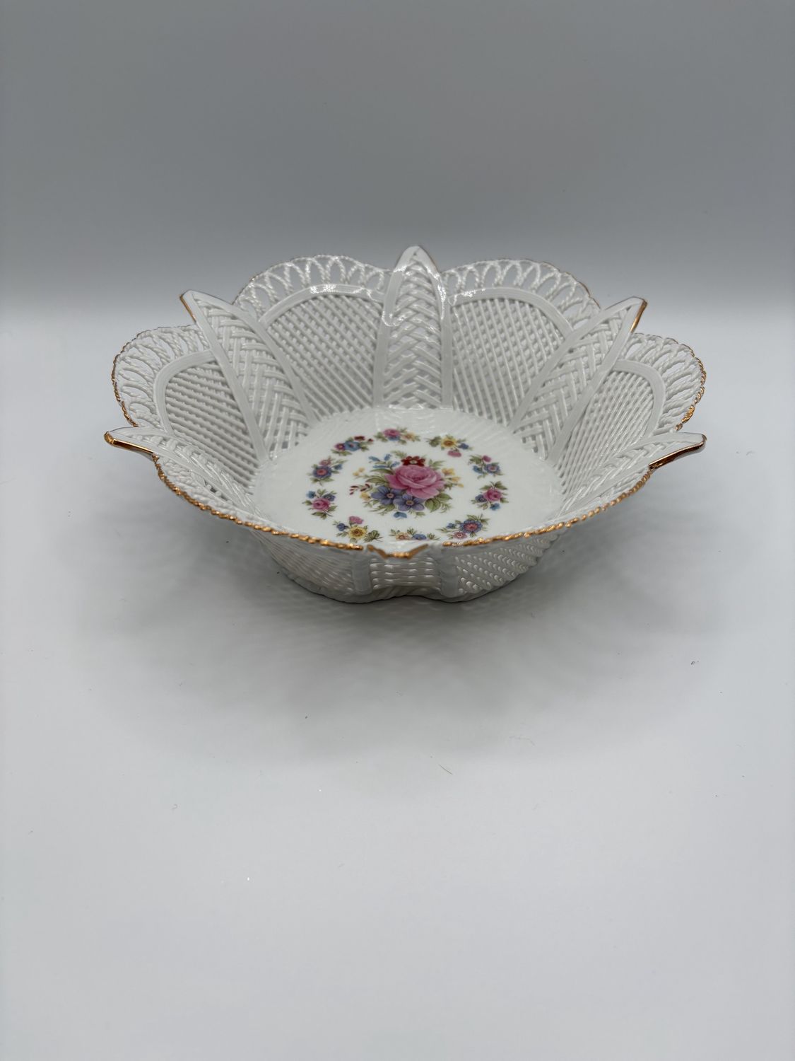 Porcelain. Romania. Cluj Napoca. Bowl w/Scalloped and Pointed Edge. White with Flower Designs. Gold Rim. 7.5&quot;W