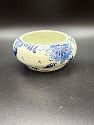 Ceramic. Netherlands. Delft. White &amp; Blue Mini Bowl w/Floral Design. 3.25"W