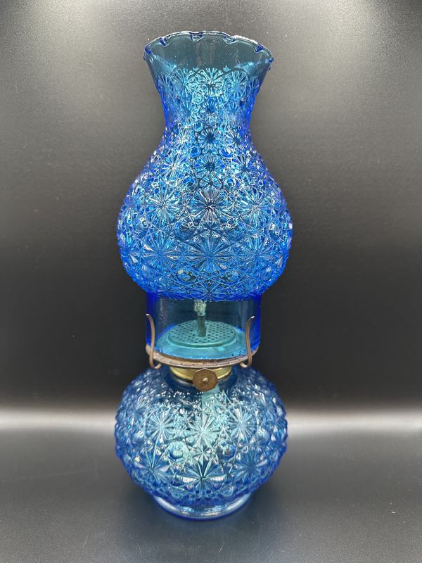 Lighting. USA. LE Smith. Oil Lamp. Blue Daisy &amp; Button Pattern. 12&quot;H