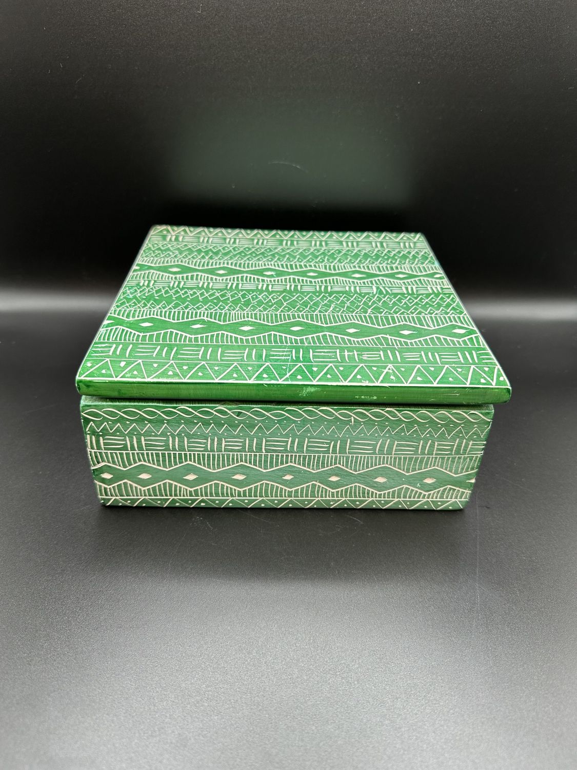 Home Decor. Soapstone Keepsake Box. Emerald Green w/White Pattern.  7&quot;W