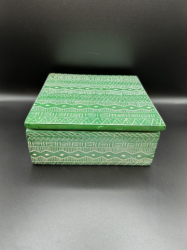 Home Decor. Soapstone Keepsake Box. Emerald Green w/White Pattern.  7&quot;W