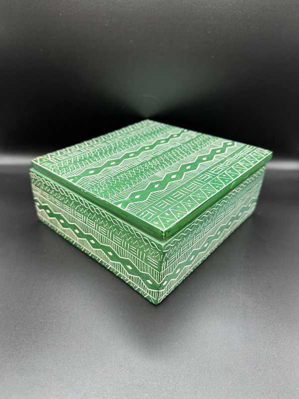 Home Decor. Soapstone Keepsake Box. Emerald Green w/White Pattern.  7"W