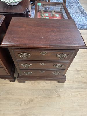 Furniture. USA. American Drew. Nightstand / Bedside Chest. Cherry w/Brass Handles. 26.5"H
