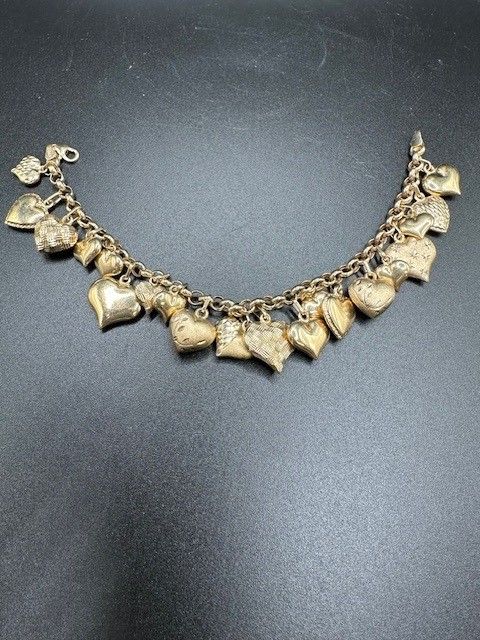 Jewelry. Italy. Bracelet. 14K Yellow Gold Charm Bracelet w/Heart Charms. 14 grams. 7&quot;L