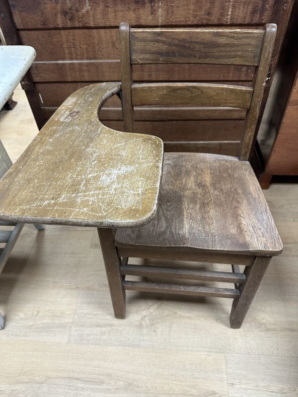 Furniture. Vintage/Antique Traditional 1-Person Wooden School Desk. 24&quot;D