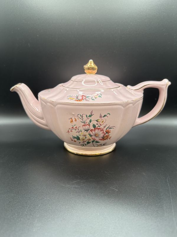 Porcelain. England. Sadler. Light Pink Teapot w/Gold Trim  &amp; Floral Pattern. 9.5&quot;L